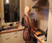 Жена немка огурцем себя трахает на кухне